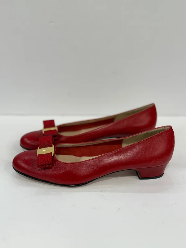 SALVATORE FERRAGAMO Vara Leather Pumps / US9